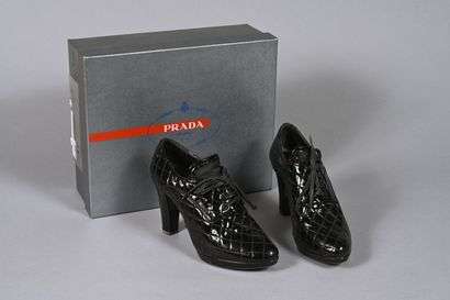 PRADA paire de trotteurs en cuir vernis noir...