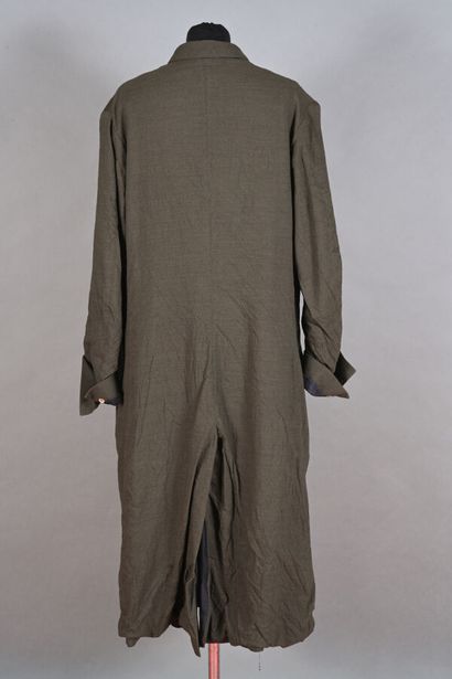 PAUL HARNDEN. Manteau en laine grattée kaki,...