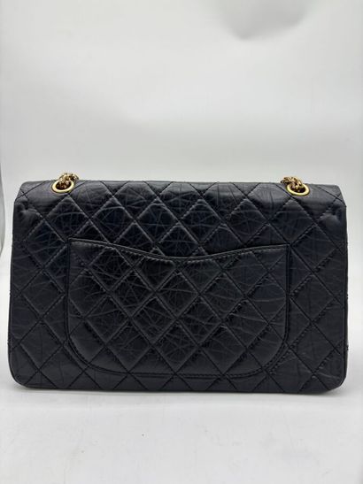 CHANEL.
Sac 2.55 en cuir vieilli matelassé...