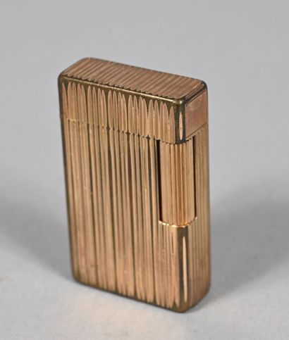 S.T. DUPONT
Briquet en plaqué or godroné
Signé...