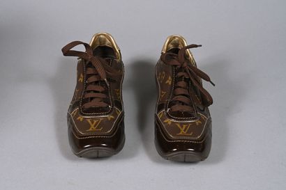 Louis VUITTON. Paire de baskets en toile...