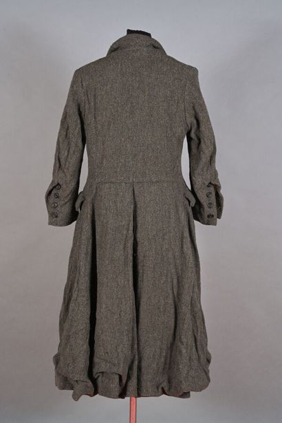 PAUL HARNDEN. Manteau en tweed marron, kaki,...