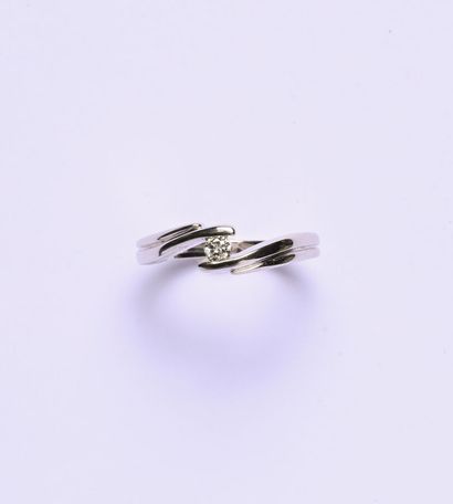 Bague en or gris 9K (375/oo) à décor croisé,...