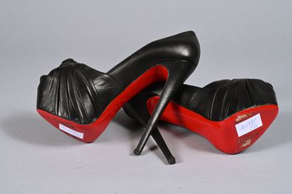 CHRISTIAN LOUBOUTIN. Paire d'escarpins Greissimo...