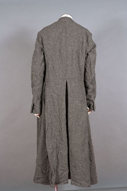 PAUL HARNDEN. Manteau en tweed chiné beige,...