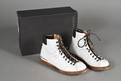 DSQUARED 2 
Paire de boitillons en cuir blanc...