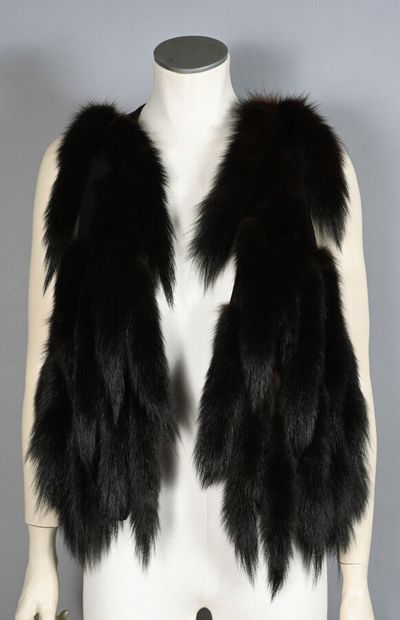 ANONYME. Gilet sans manches en daim noir...