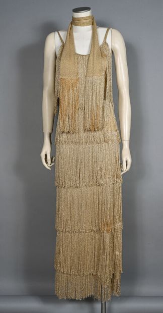 ANONYME. Robe longue doré à franges, fines...