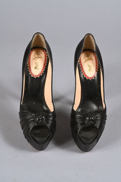 CHRISTIAN LOUBOUTIN. Paire d'escarpins Greissimo...