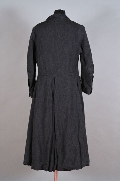 PAUL HARNDEN. Manteau en tweed chiné gris...