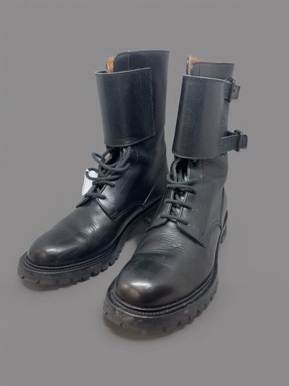 CHURCH'S.
Paire de bottines en cuir noir...