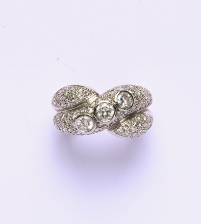 Bague en or gris 18K (750/oo) à motifs croisés...