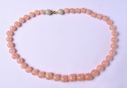 Collier de perles de quartz rose en chute...