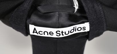 ACNE STUDIOS.
Spencer façon pantalon inversé...