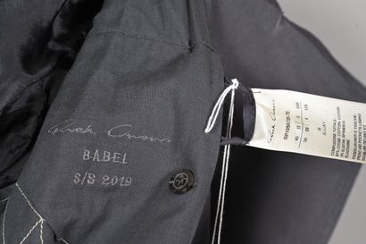 RICK OWENS, Printemps Eté 2019.
Veste courte...