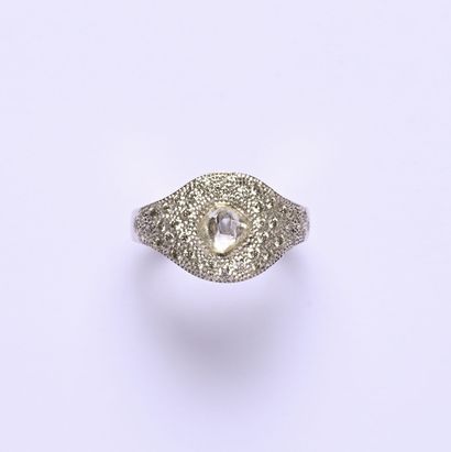 DE BEERS : Bague en or gris 18K (750/oo),...