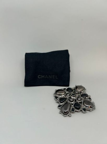 CHANEL.
Broche croix stylisée en métal vernissé...