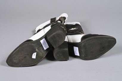 NEMONIC.
Paire de santiags en cuir noir,...