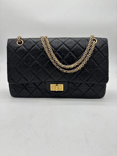 CHANEL.
Sac 2.55 en cuir vieilli matelassé...