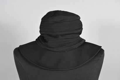 Y's.
Chapeau mou haut étagé surpiqué en sergé...