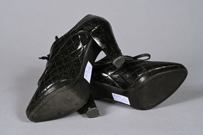 PRADA paire de trotteurs en cuir vernis noir...