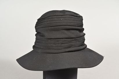Y's.
Chapeau mou haut étagé surpiqué en sergé...