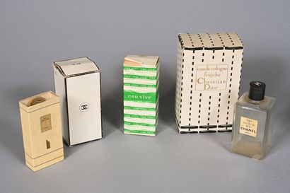 Lot de flacons de parfum vide composé comme...