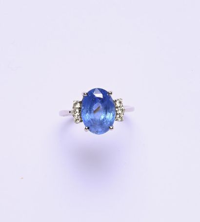 Bague en or gris 18K (750/oo) centrée d'un...