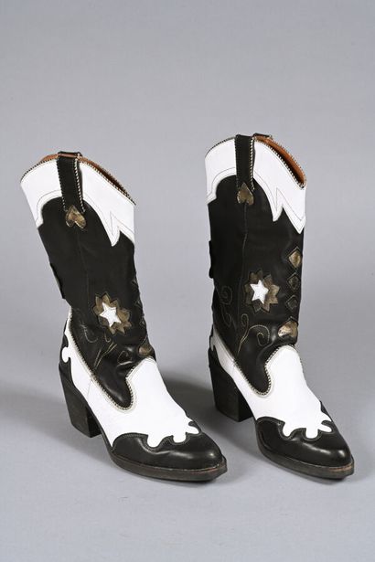 NEMONIC.
Paire de santiags en cuir noir,...