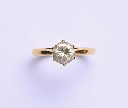 Bague en or jaune 18K (750/oo) centrée d'une...