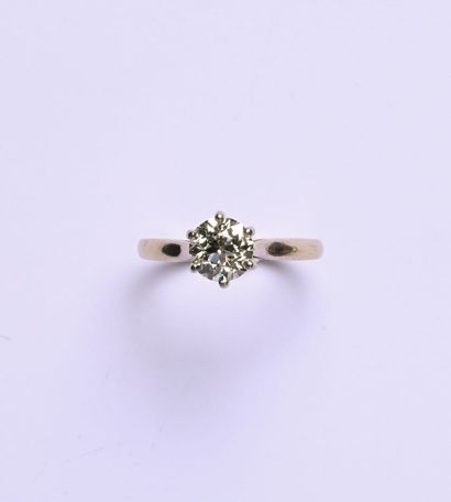 Bague solitaire en or gris 18K (750/oo) ornée...