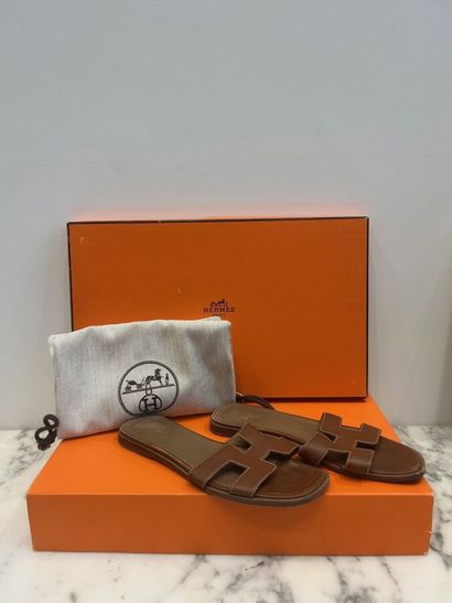 HERMES Paris. Paire de mules Oran en cuir...