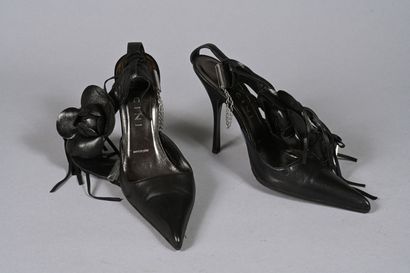 VICINI. Paire d'escarpins en cuir noir à...