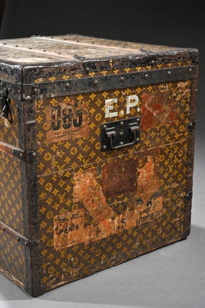 LOUIS VUITTON, Champs Elysées, no196398.
Malle...