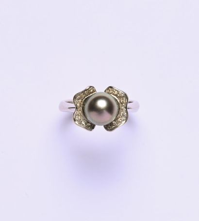 Bague Fleur en or gris 18K (750/oo) centrée...