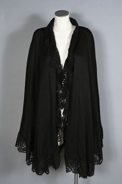 ISABEL CANOVAS. Cape en maille noir gansée...