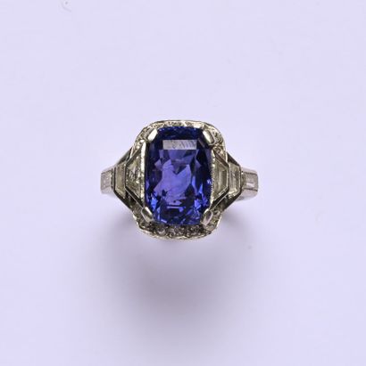 Bague en platine (850/oo) centrée d'un saphir...
