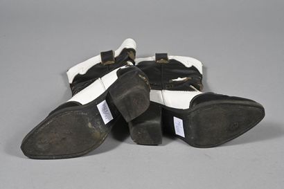 NEMONIC.
Paire de santiags en cuir noir,...