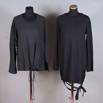 ANN DEMEULEMEESTER. Deux tee shirts à manches...