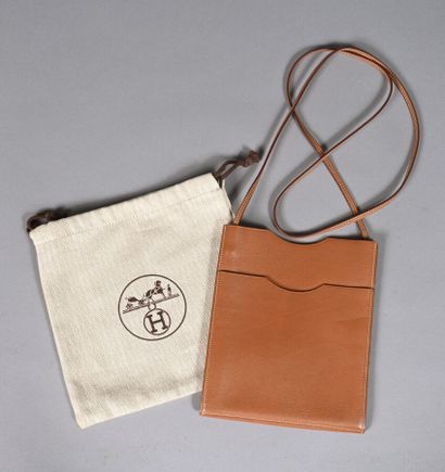 HERMES Paris, pochette Onimetou en cuir camel...