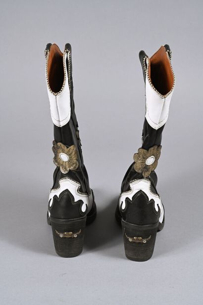 NEMONIC.
Paire de santiags en cuir noir,...