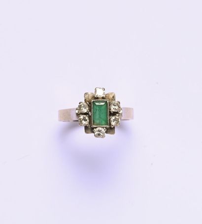 Bague en or gris 18K (750/oo) centrée d'un...