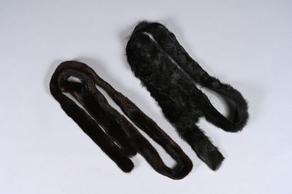 Lot de deux ceintures en fourrure l'une noire,...