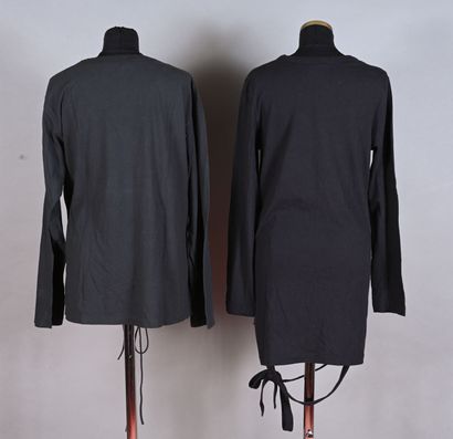ANN DEMEULEMEESTER. Deux tee shirts à manches...