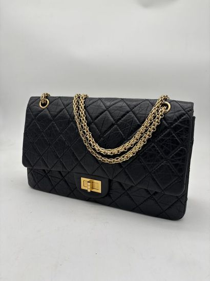 CHANEL.
Sac 2.55 en cuir vieilli matelassé...