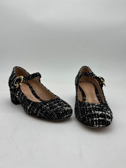 GIANVITO ROSSI. Paire d'escarpins en tweed...