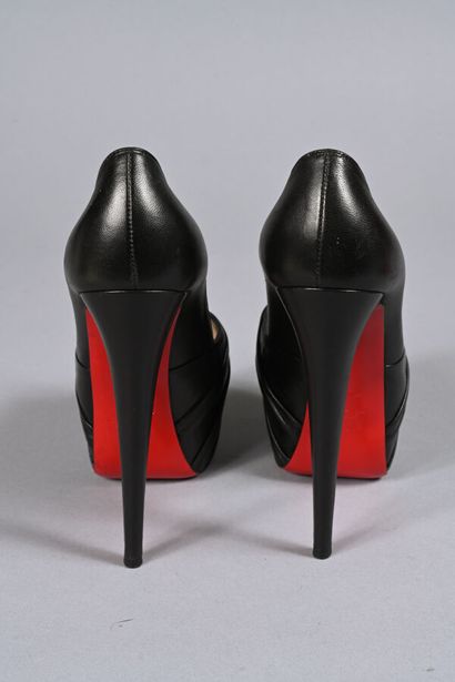 CHRISTIAN LOUBOUTIN. Paire d'escarpins Greissimo...