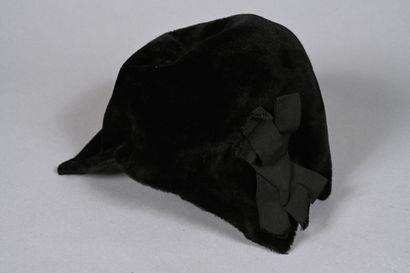 ANONYME. Chapeau toque aux bords découpés...