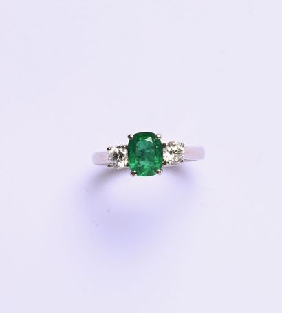 Bague en or gris 18K (750/oo) centrée d'une...
