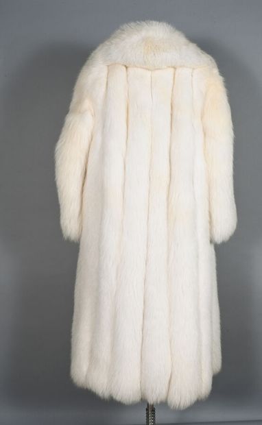 ANONYME. Manteau long en renard blanc, ample...